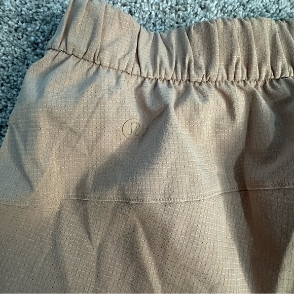 Lululemon Practical Play Short 3.5" 2 XS Beech Wood tan khaki pull on travel - Picture 11 of 11